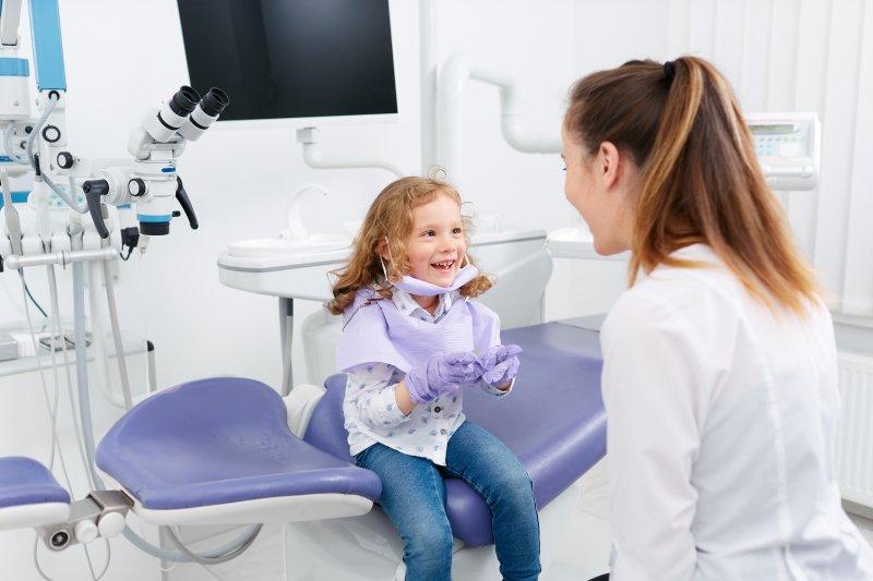 child talking to a pediatric dentist 